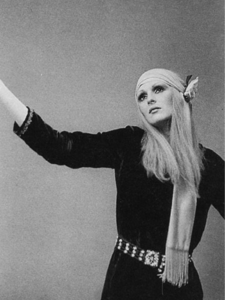 Download the full-sized image of Candy Darling posing in headpiece (2)