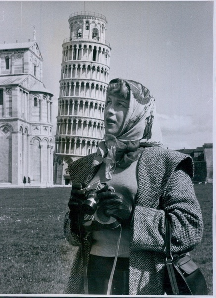 Download the full-sized image of Roberta Cowell in Pisa, Italy (April 22, 1954)
